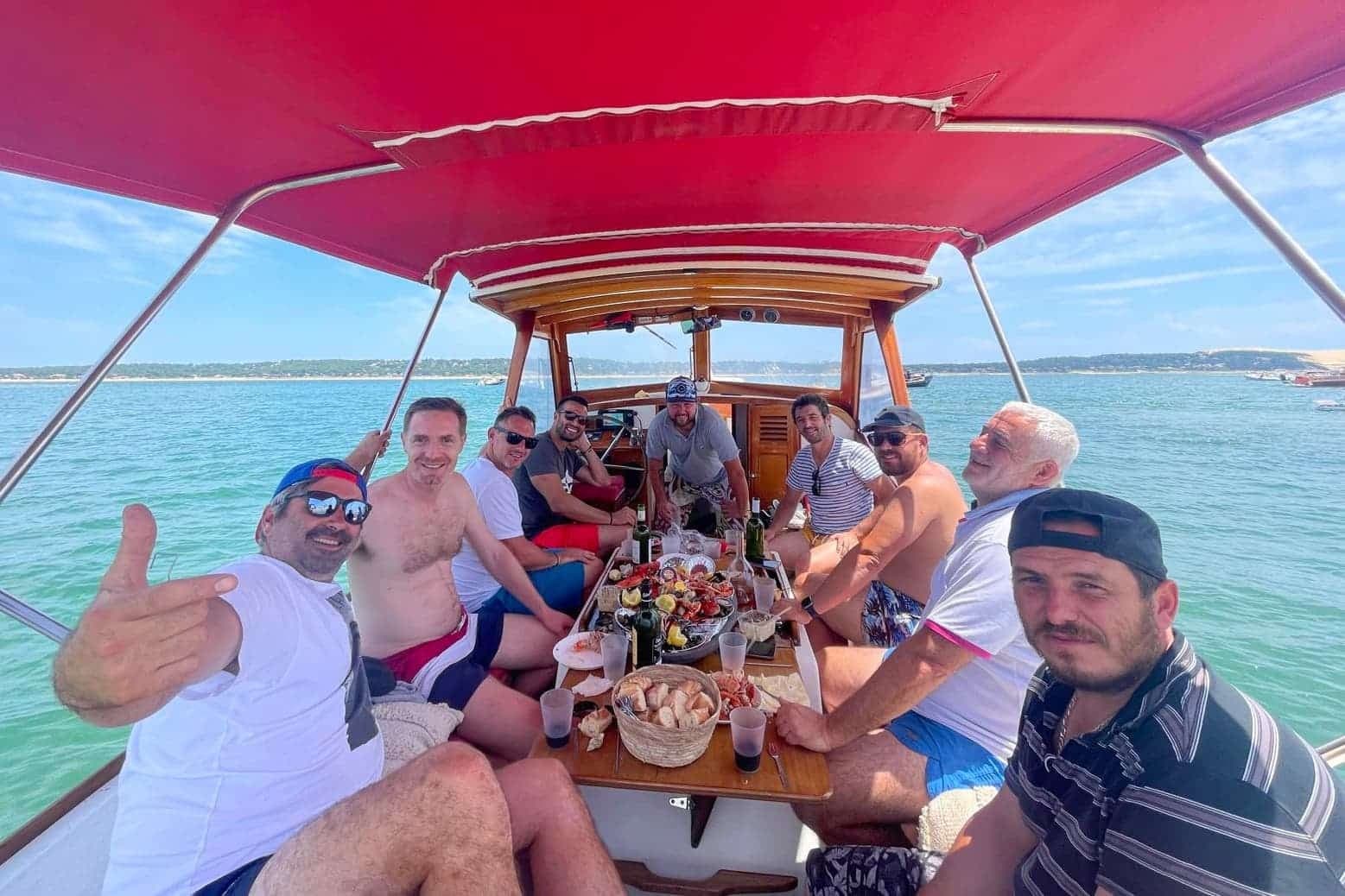 Groupe de potes en plein apéro sur la pinasse Tuanis du bassin d'Arcachon