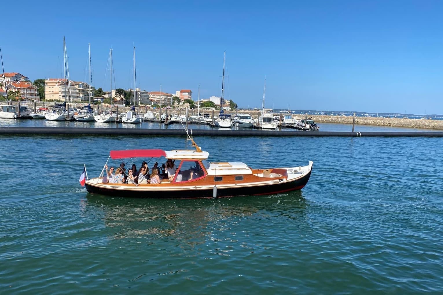 Groupe de filles à bord de la pinasse Tuanis pour une balade EVJF sur le bassin d'Arcachon