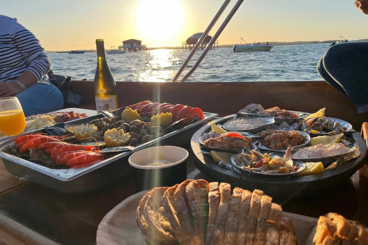 Apéritif EVJF en pinasse au coucher du soleil