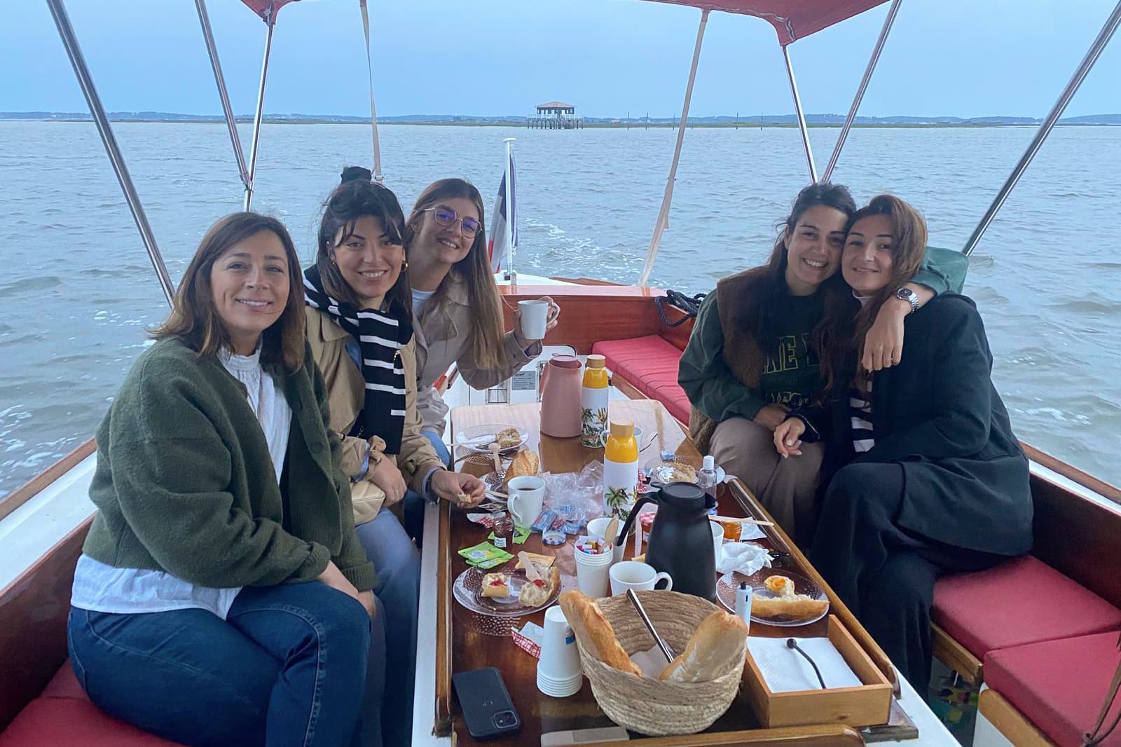 EVJF en bateau (pinasse) sur le bassin d'Arcachon pour le petit déjeuner
