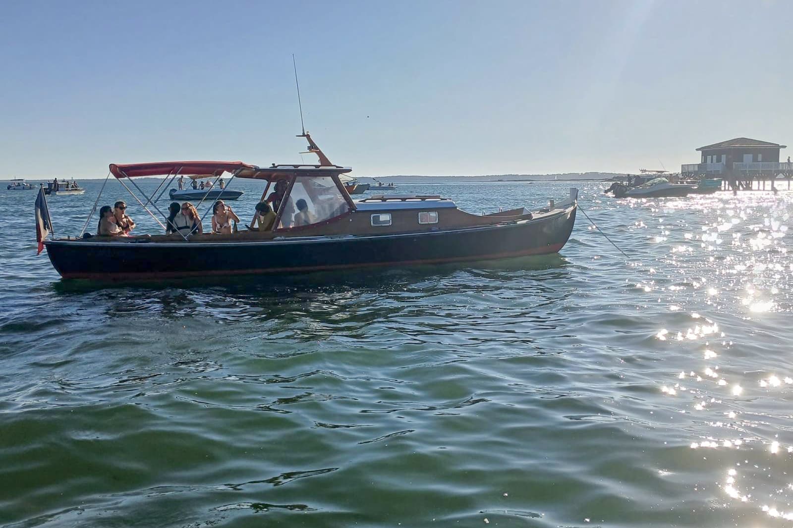 Groupe de copines profitant d'un EVJF en bateau sur le bassin d'Arcachon