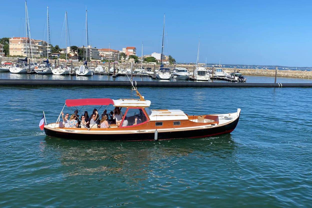 Groupes d'amies à bord de la pinasse Tuanis sortant du port d'Arcachon pour une journée EVJF