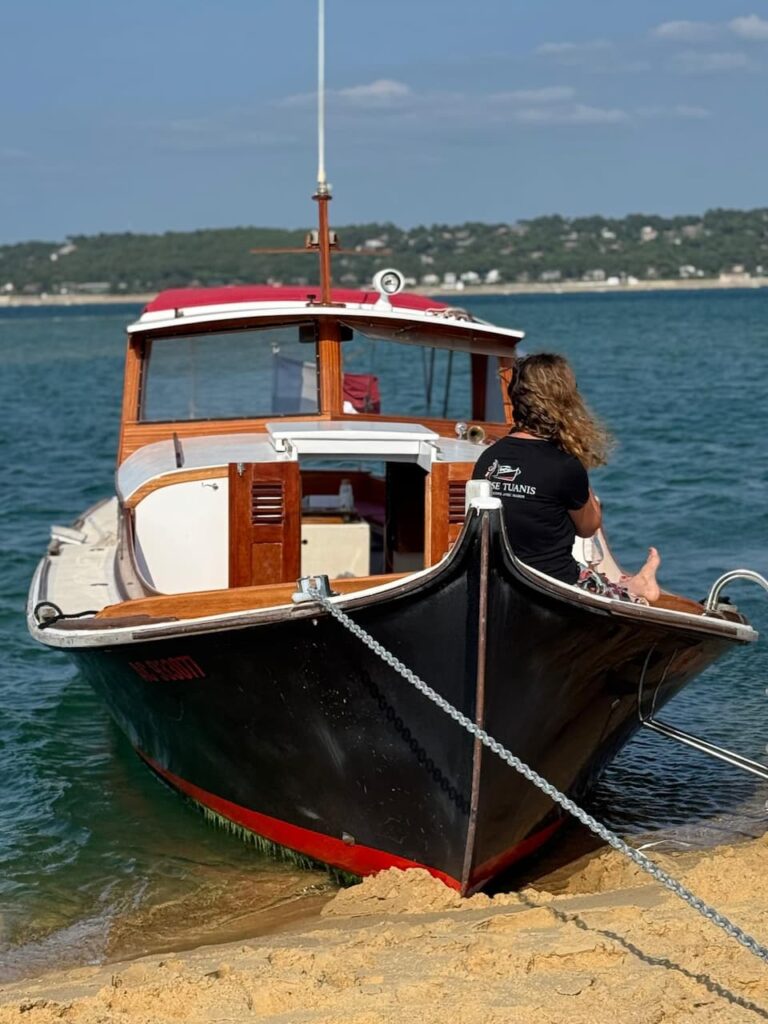 La pinasse Tuanis proposant des balades privatisées sur le bassin d'Arcachon